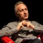 travaglio scena mezzo busto mail