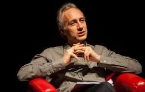 travaglio scena mezzo busto mail