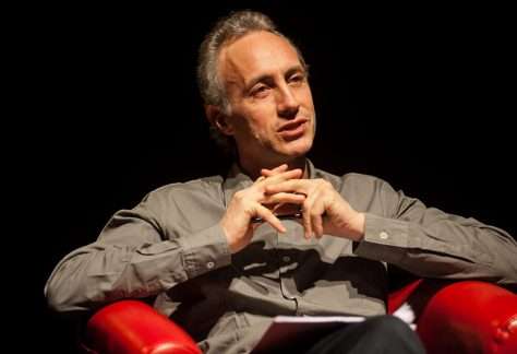 travaglio scena mezzo busto mail