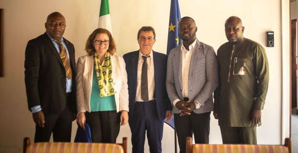 Al centro Giuseppe Damante con lambasciatrice Laura Ranalli e i rappresentanti della University of Health and Allied Sciences e della Atta Mills Heritage Foundation