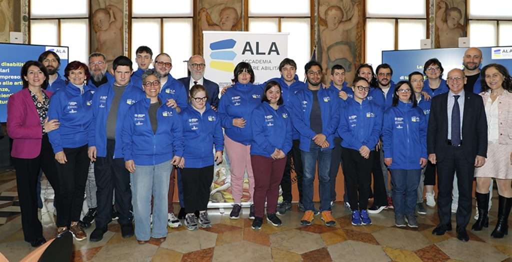Foto di gruppo di allievi autorita e docenti al termine della presentazione