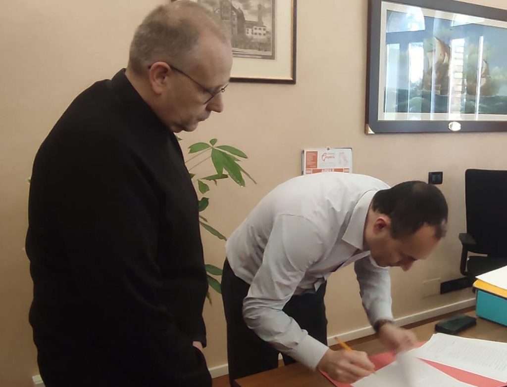firma contratto 01