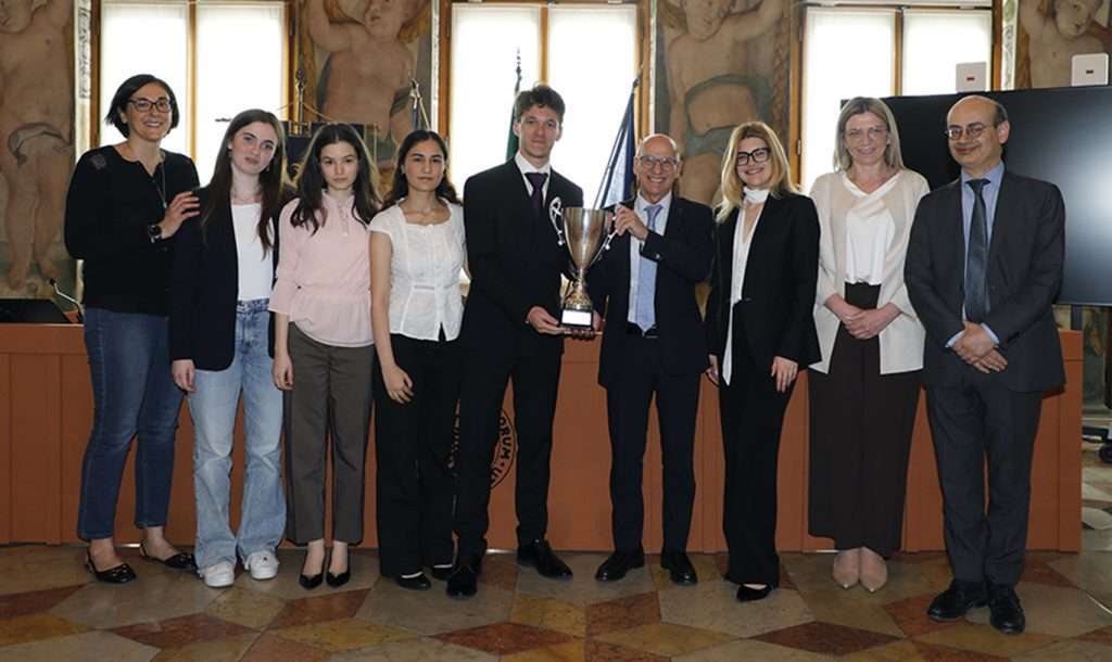 Gli studenti con il rettore Roberto Pinton la direttrice del dipartimento Silvia Bolognini e il team leader Elvio Ancona