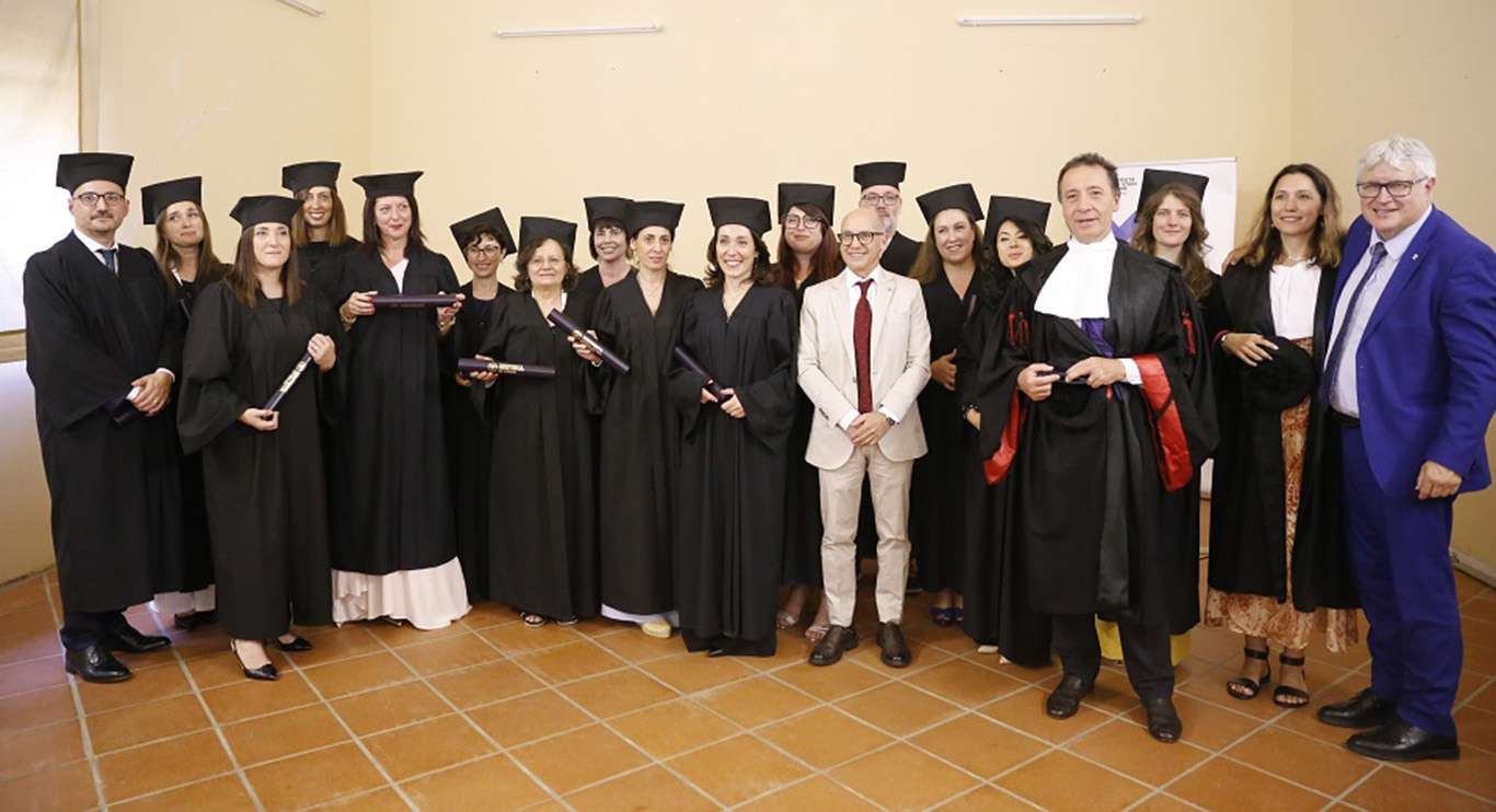 I primi 15 diplomati del master con da destra Alberto Felice De Toni Elisabetta Ocello Massimo Robiony Roberto Pinton