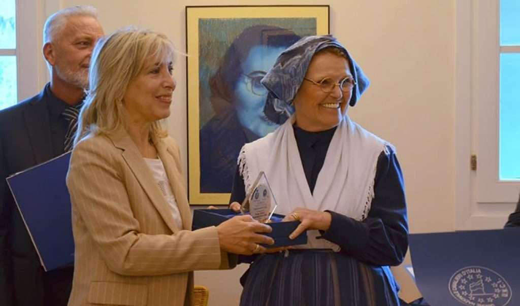 premio bonta consegna a Chittaro il prefetto Ester Fedullo
