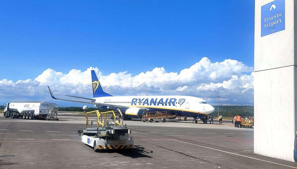 LAEROMOBILE OPERANTE LA ROTTA TRS STN IN DECOLLO IERI ALLE 16.40