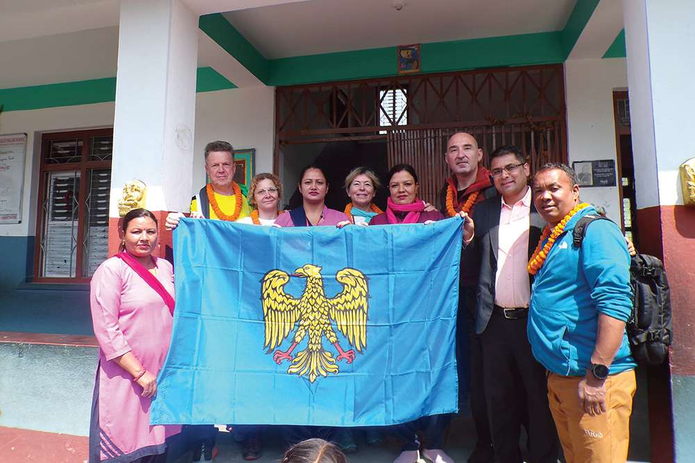 La bandiera friulana durante una visita a una scuola gestita da Friuli Nepal Mandi Namaste con Gopal