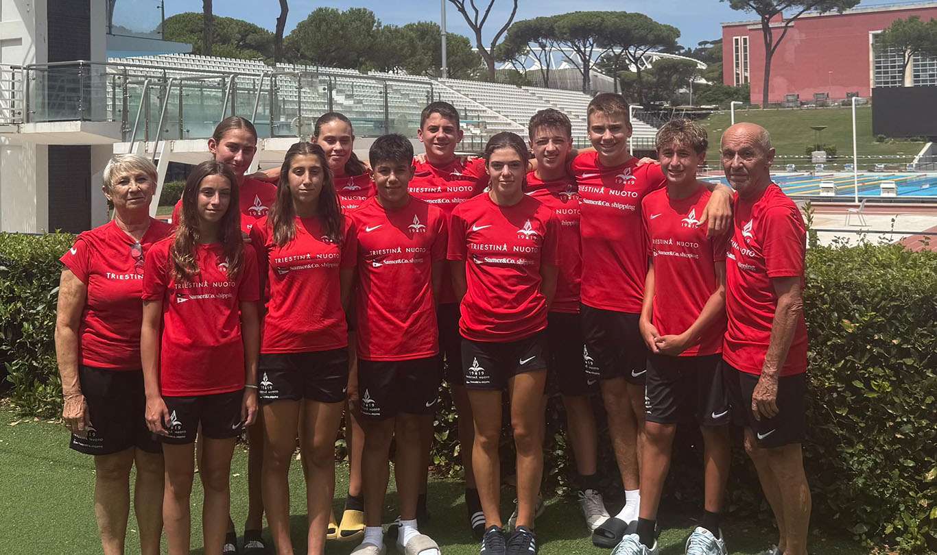 La squadra della Triestina Nuoto presente ai Campionati Italiani Estivi di Categoria di tuffi