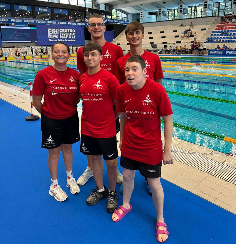 La squadra di nuoto paralimpico dellUSTN presente a Napoli