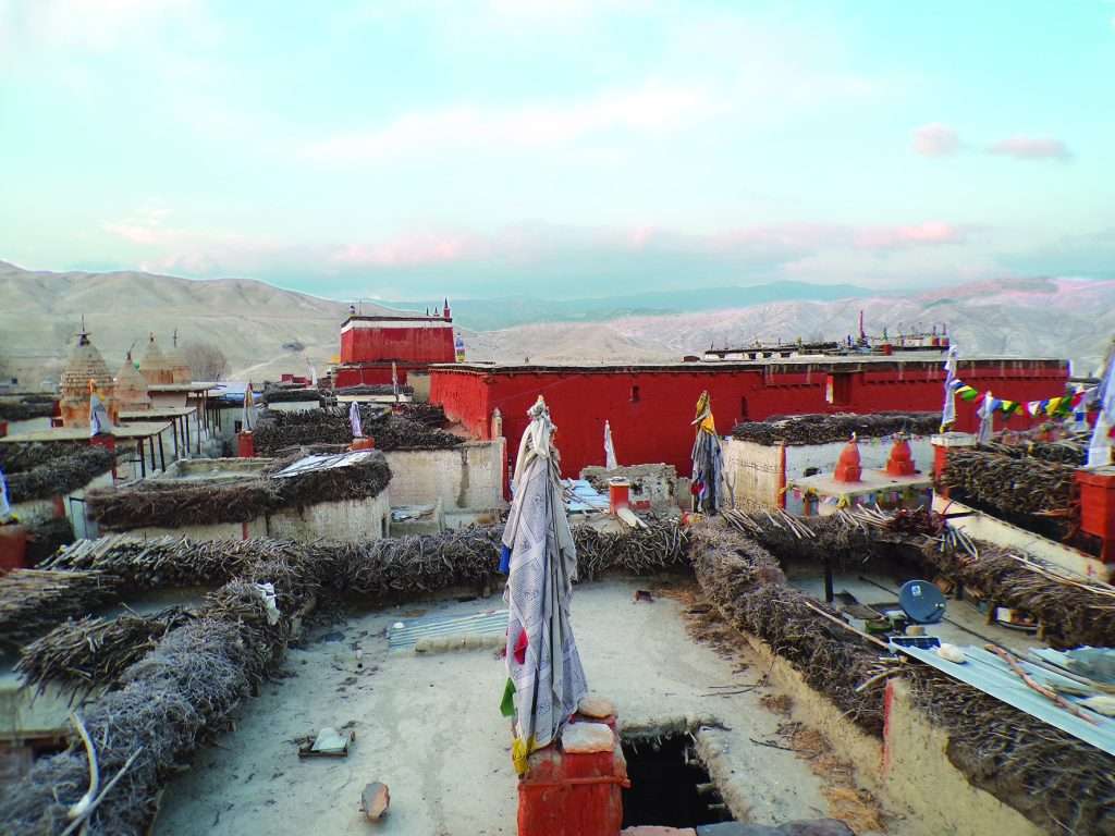 Lo Manthang le mura. Dallalto dei tetti