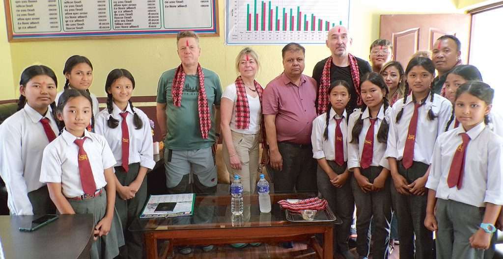 OPENLa delegazione di Friuli Mandi Nepal Mandi Namste in visita ad una scuola