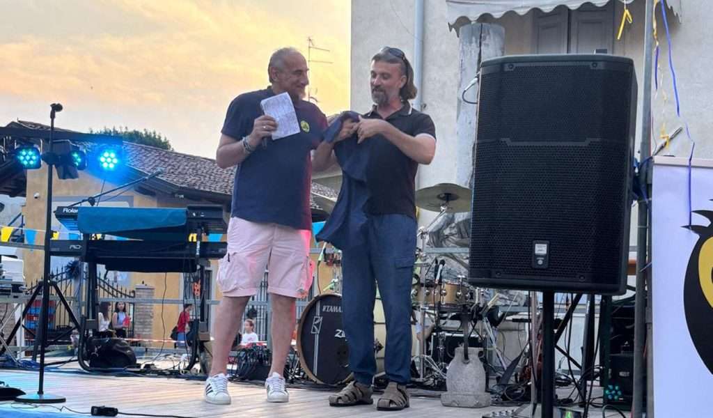 don manuele riceve la maglia
