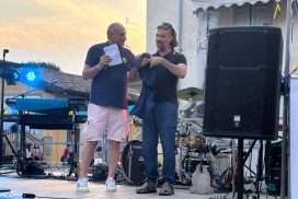 don manuele riceve la maglia