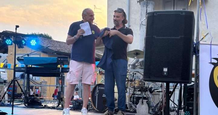 don manuele riceve la maglia