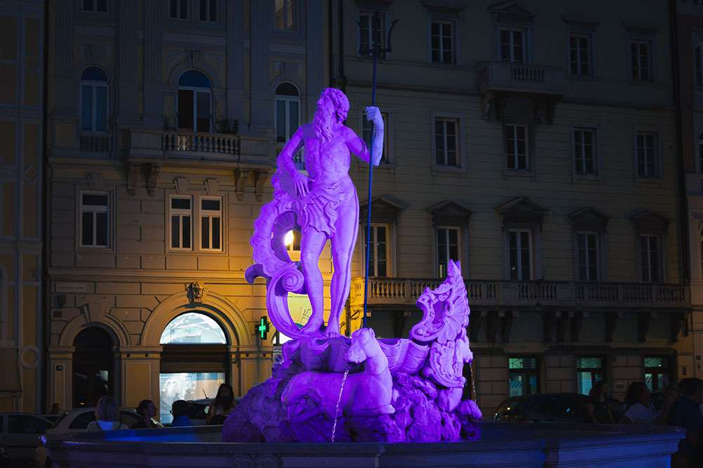 STATUA DEL NETTUNO viola