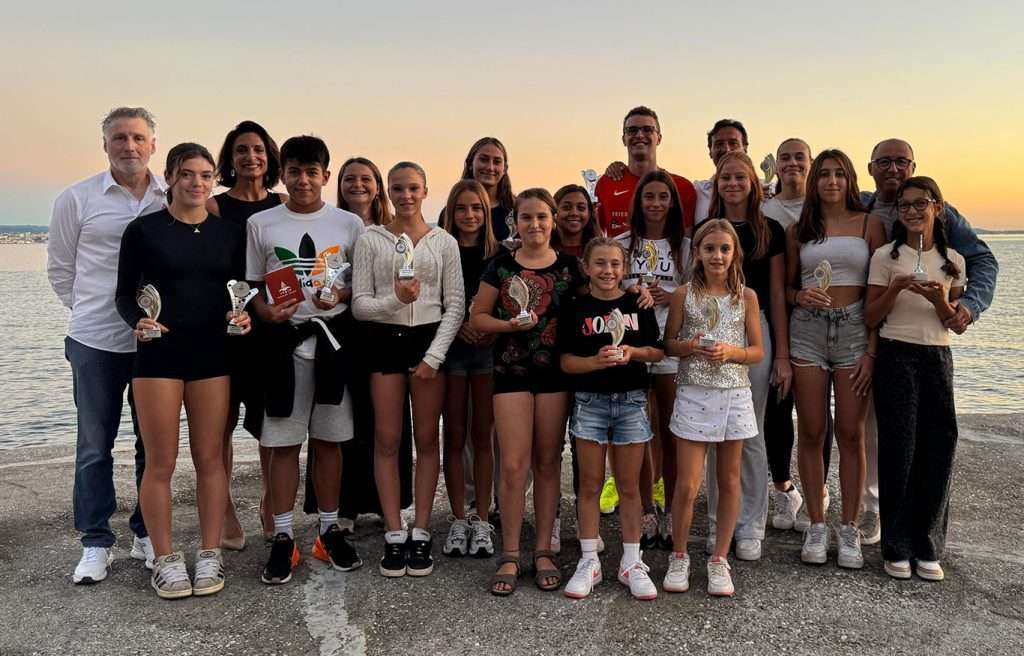 I premiati e alcuni dirigenti della Triestina Nuoto crediti foto Studio MAP