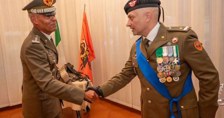 Il Generale di Corpo d’Armata Riccò a sinistra e il Generale di Brigata Bertazzo a destra