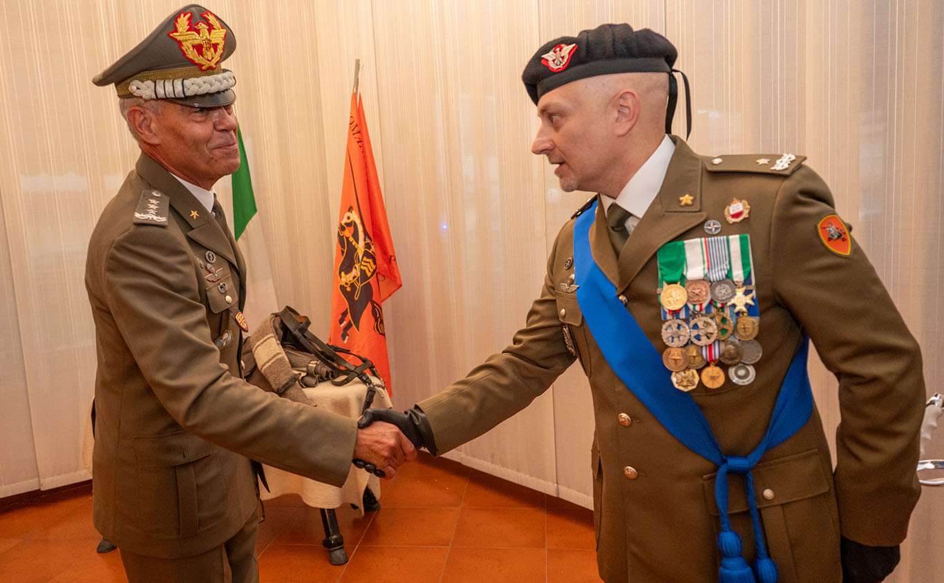Il Generale di Corpo dArmata Ricco a sinistra e il Generale di Brigata Bertazzo a destra