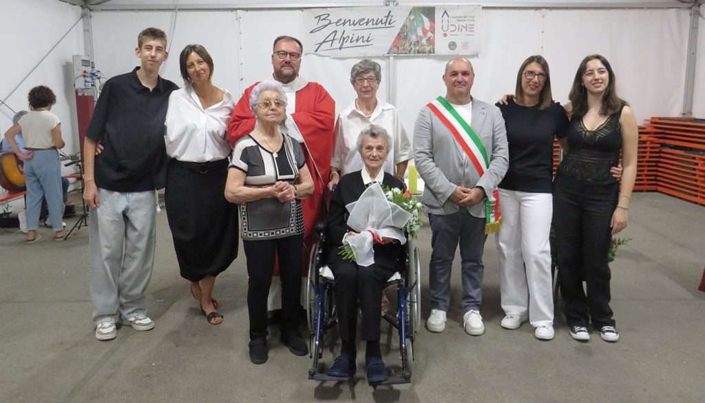 ada antonutti 100 anni 01 con tutta la famiglia sindaco e parroco