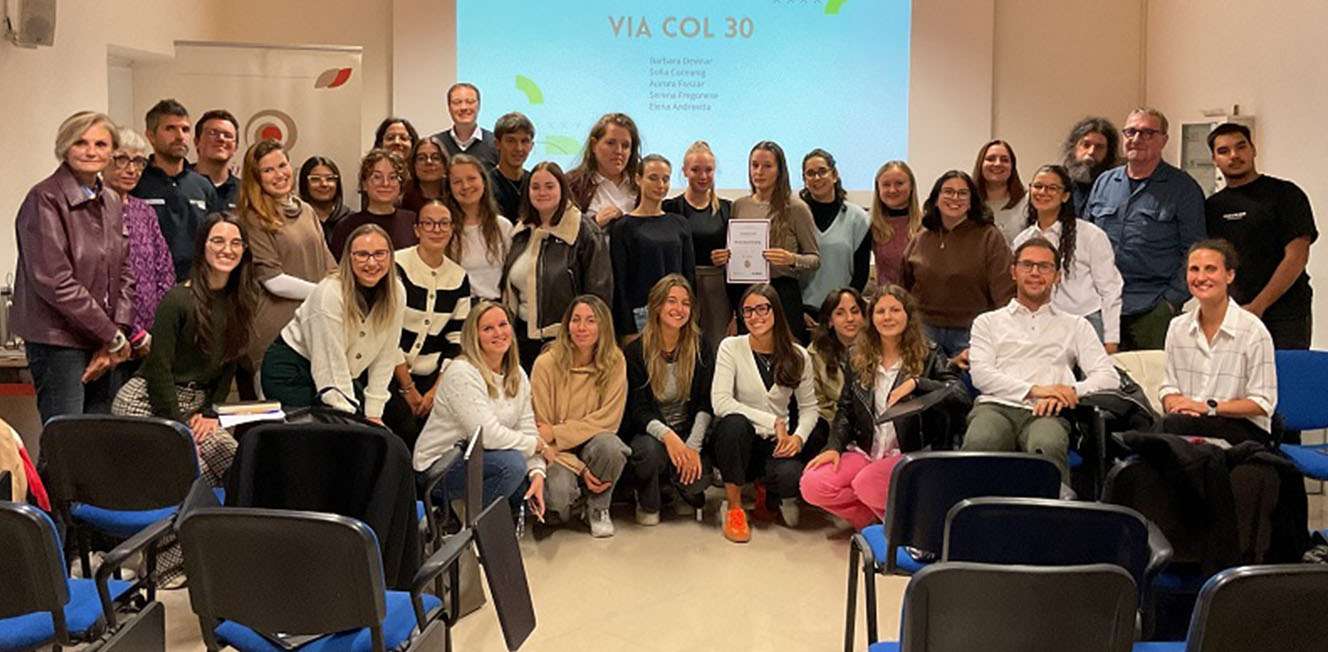 5 Gli studenti che hanno partecipato allhackathon con i docenti e i rappresentanti dellArpa
