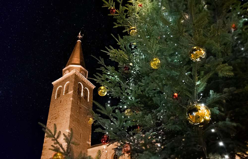 Grado albero di Natale e basilica Archivio Consorzio Grado Turismo