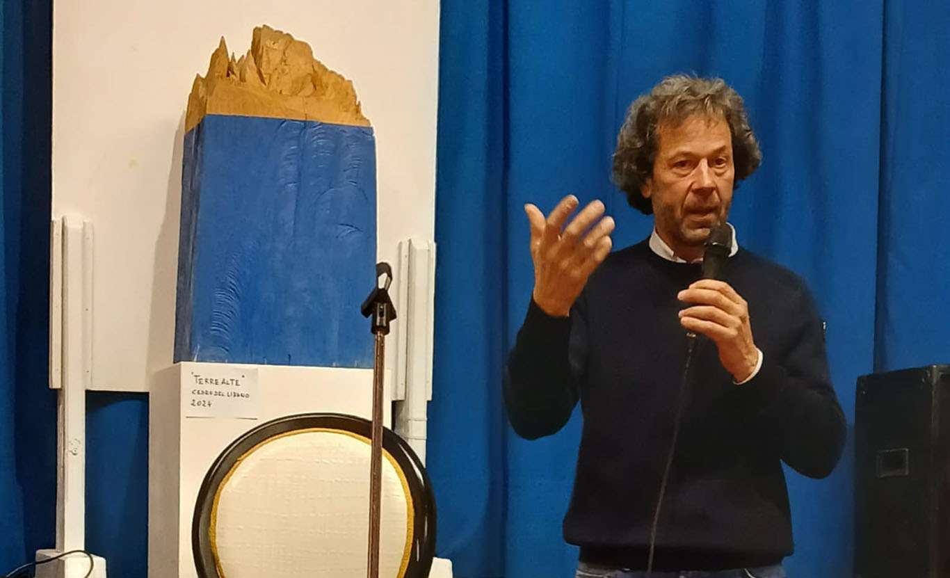 Stefano Comelli e lopera in legno titolata Terre alte