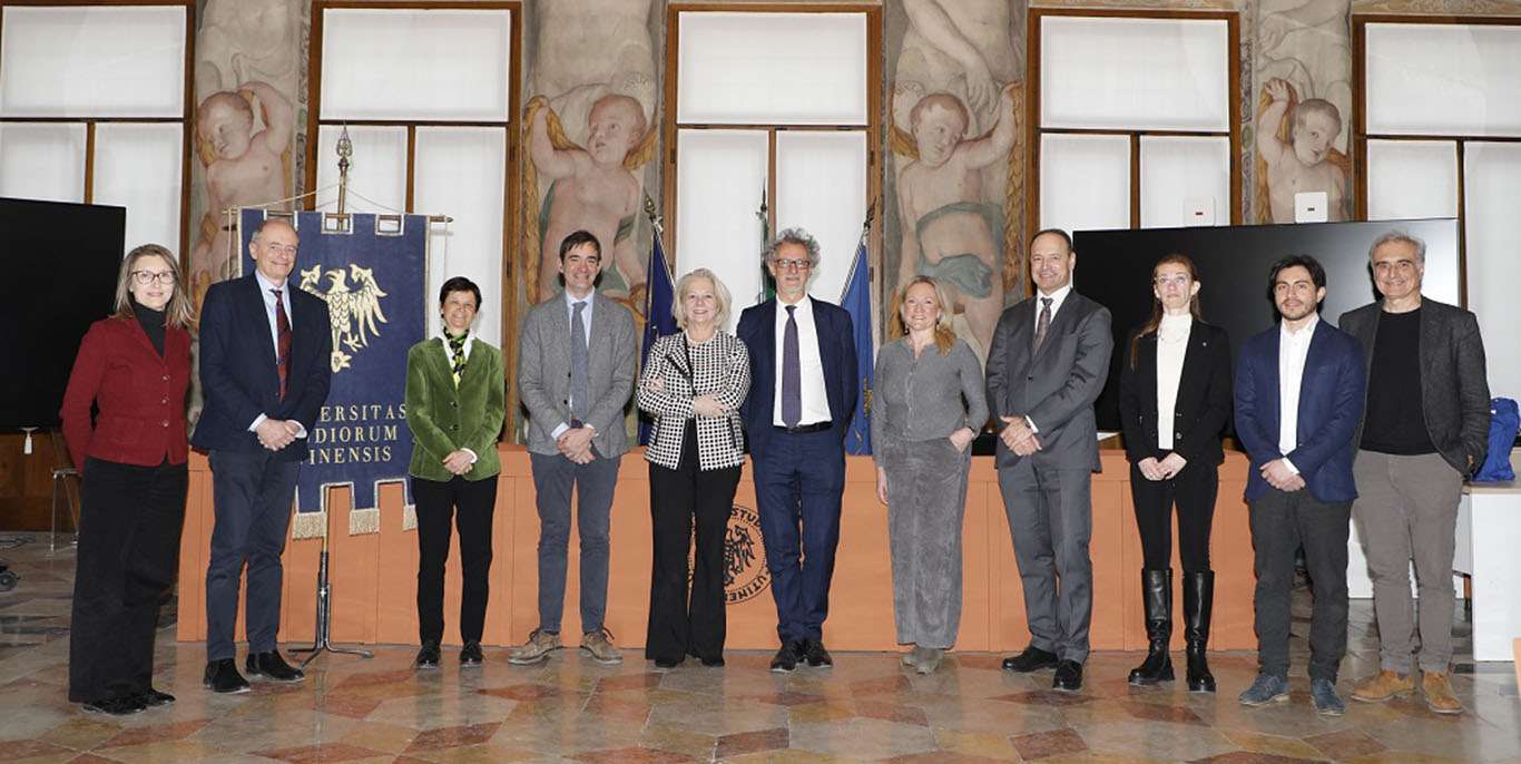 Le delegazioni degli atenei di Udine e Klagenfurt al centro da destra Angelo Montanari e Ada Pellert