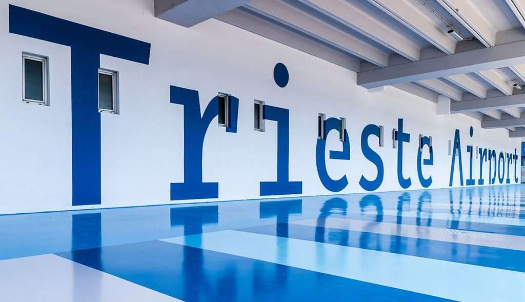 Trieste Airport scritta esterna