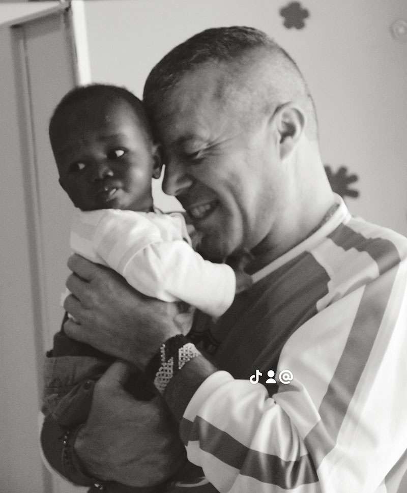 Le cure a una bimba in Kenya