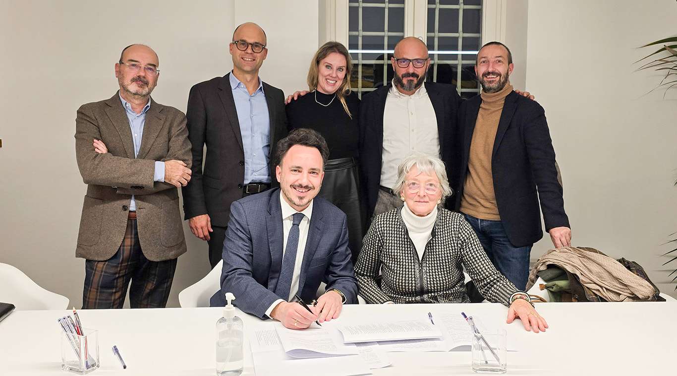 Il momento della firma dal notaio per la costituzione della Fondazione seduti al tavolo Luca Ceccarelli e Mariarosa Zermano