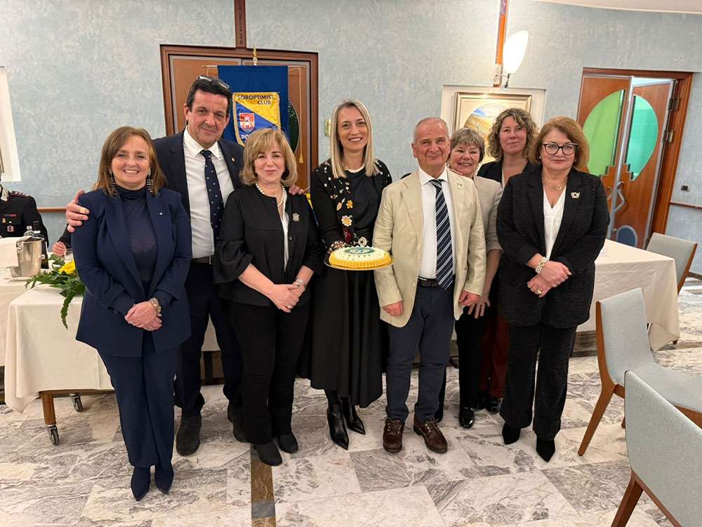 presid Garofalo e presidenti vari club service del territorio 2655d61f fbb4 4853 bee1 f6fcb4d6cc23