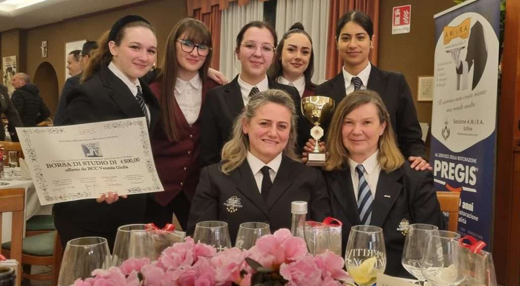 La squadra di Aviano classificatasi al terzo posto allieve con le docenti Zuin a sinistra e Facca a destra