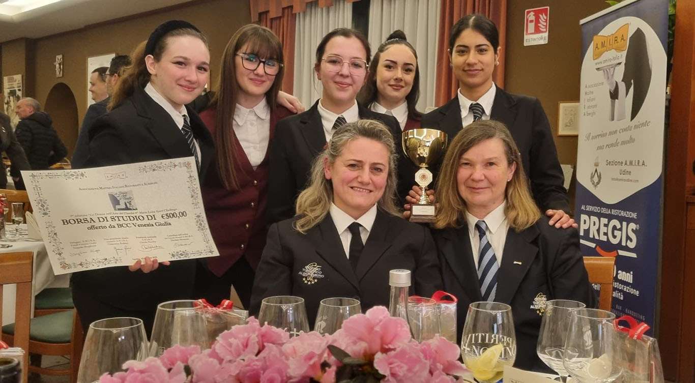 La squadra di Aviano classificatasi al terzo posto allieve con le docenti Zuin a sinistra e Facca a destra