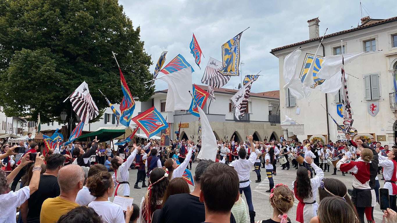 tamburi e bandiere