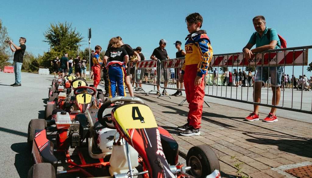 17594Emanuele che osserva il kart affidatogli kart n1