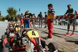 Emanuele mentre osserva il kart prima di salire