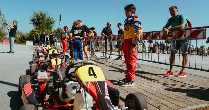 Emanuele mentre osserva il kart prima di salire