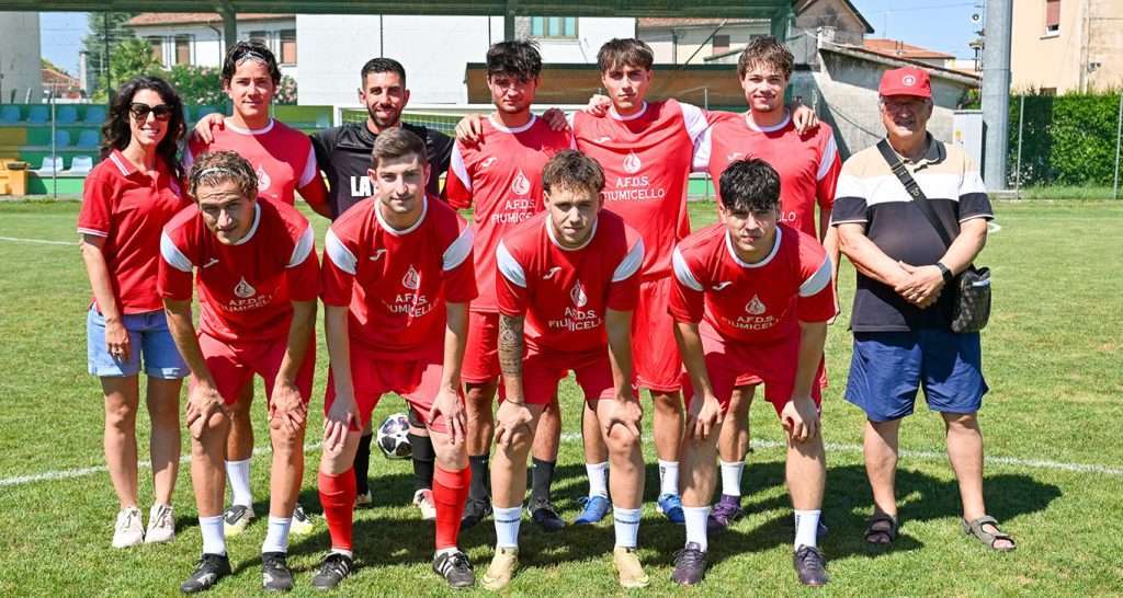 La presidente con la squadra e Mister 16