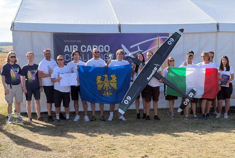 La squadra AeroUd con il velivolo SandoCan e il coordinatore Luca Casarsa