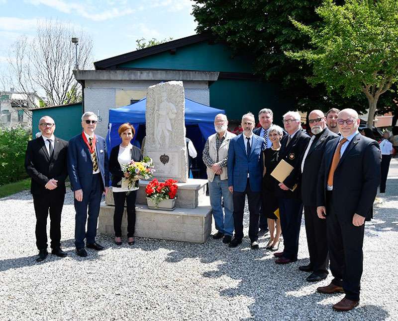 il monumento realizzato lungAusa 7