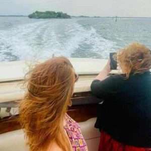 Le curatrici Eva Comuzzi e Orietta Masin in laguna orizzontale