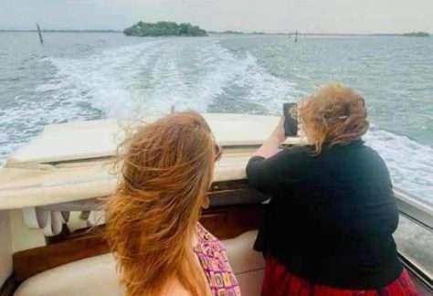 Le curatrici Eva Comuzzi e Orietta Masin in laguna orizzontale