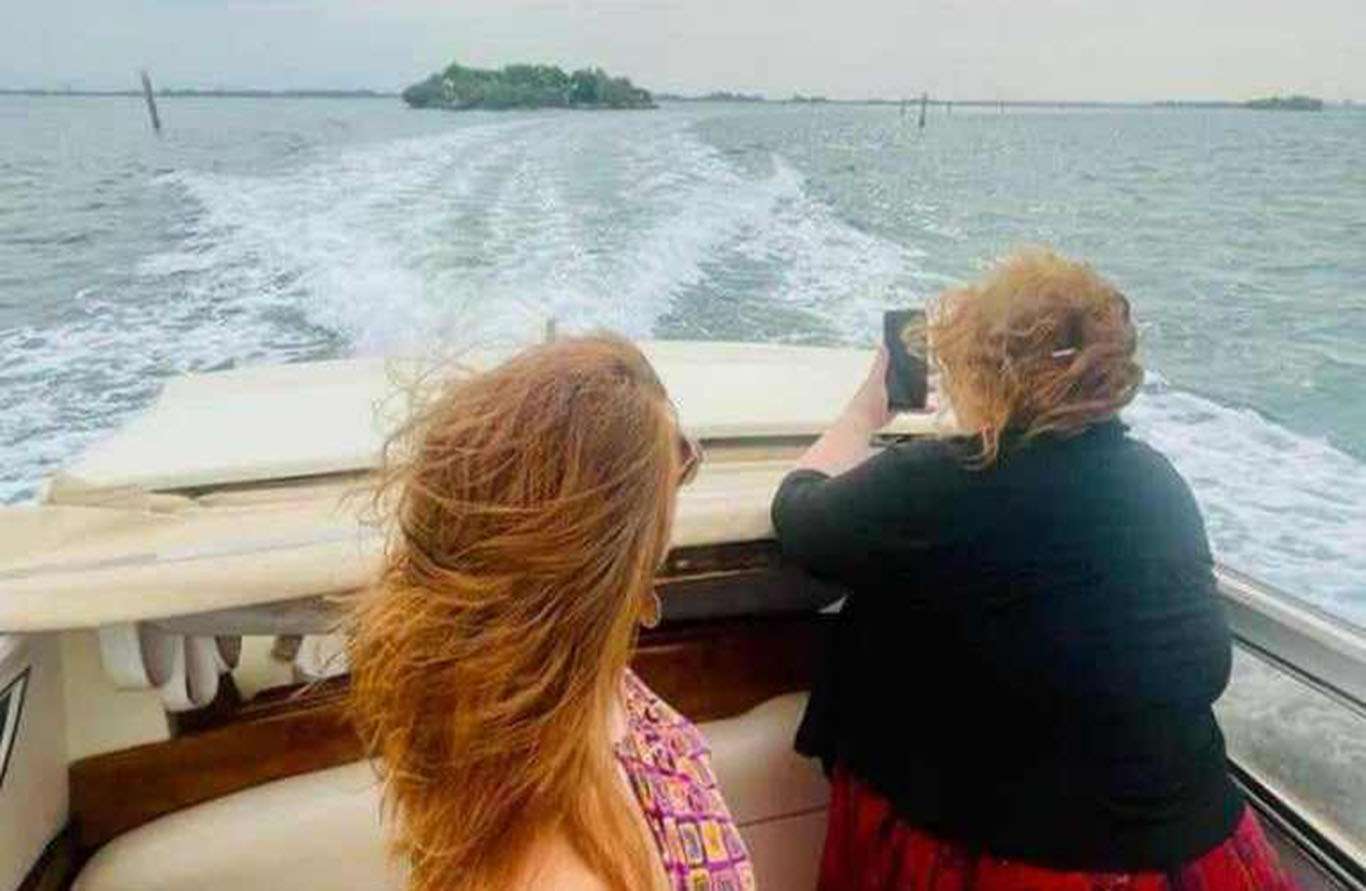 Le curatrici Eva Comuzzi e Orietta Masin in laguna orizzontale