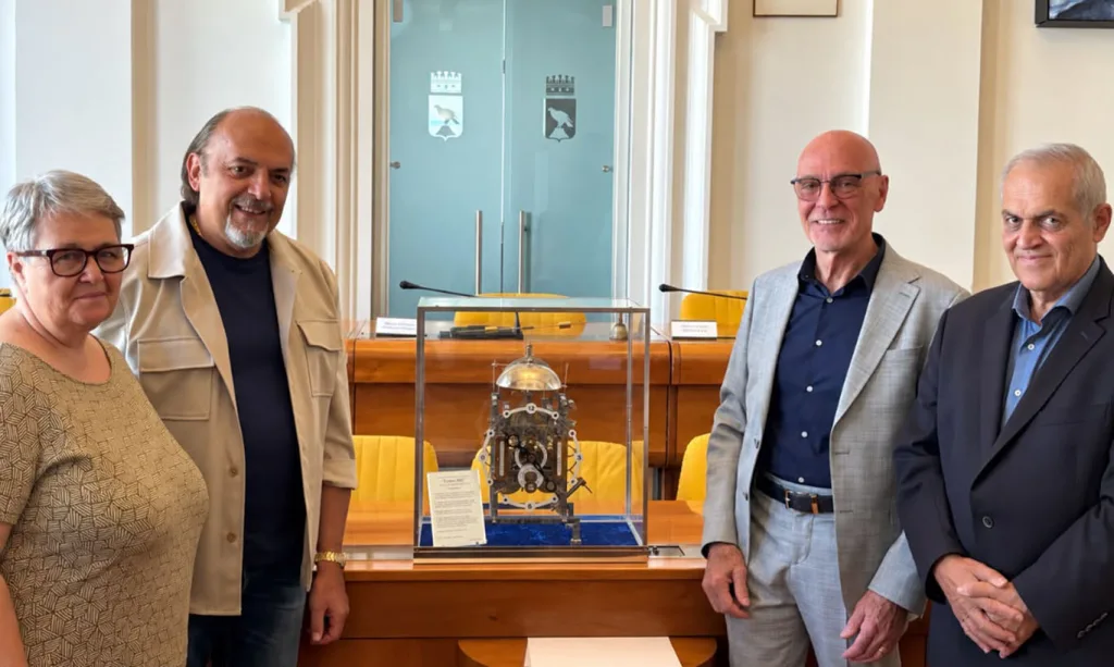 Giorgio Iuretta dona al Comune un orologio meccanico scheletrato