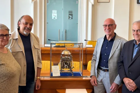 Giorgio Iuretta dona al Comune un orologio meccanico scheletrato