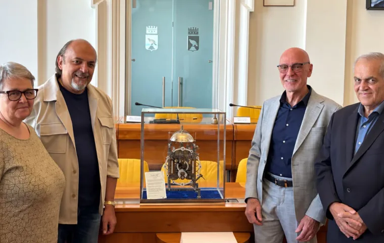 Giorgio Iuretta dona al Comune un orologio meccanico scheletrato