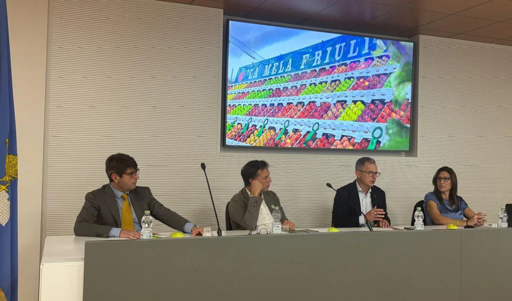 da sx Raffaele Cisilino ass. alle attivita produttive del Comune di Mereto di Tomba Paolo Tonello di Ersa Ass. Stefano Zanier Greta Cisilino presidente della Pro Loco di Pantianicco