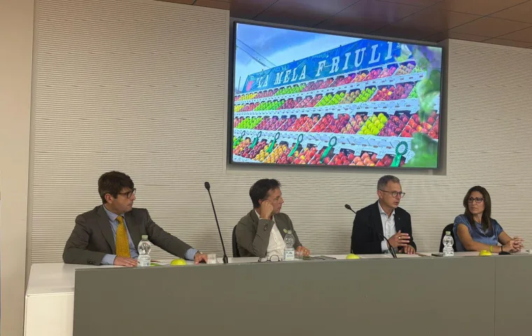 da sx Raffaele Cisilino ass. alle attivita produttive del Comune di Mereto di Tomba Paolo Tonello di Ersa Ass. Stefano Zanier Greta Cisilino presidente della Pro Loco di Pantianicco