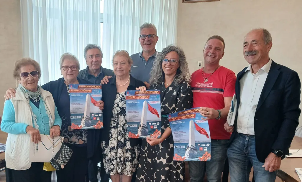 Foto di gruppo con la locandina