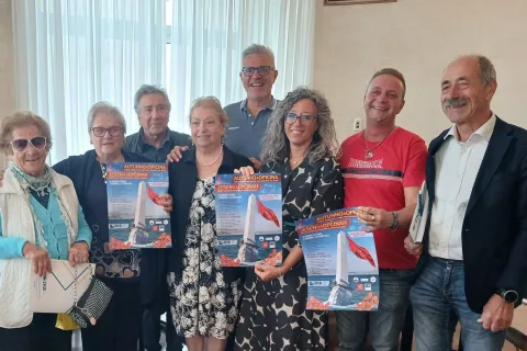 Foto di gruppo con la locandina